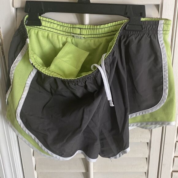 Arizona active shorts with mesh lining & inside pocket. Woman’s M. Worn Once. - Picture 2 of 4